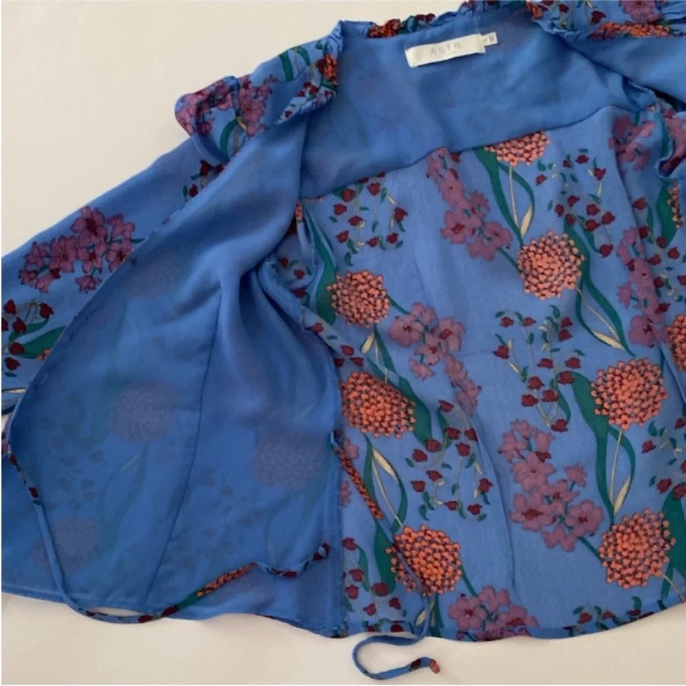 ASTR The Label Faade Wrap Top Shirt Floral Blouse size Small - Picture 11 of 16